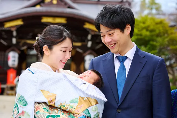お宮参り 境内での記念撮影