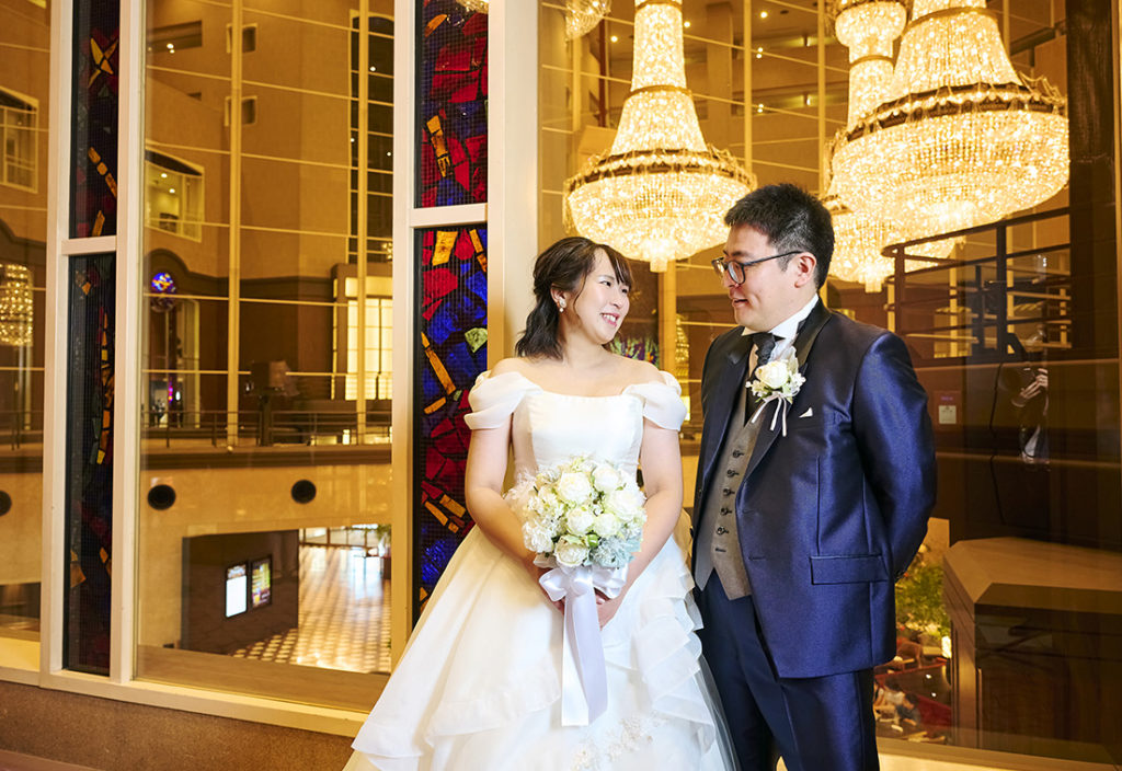 ウエディングの記念写真　見つめ合う2人