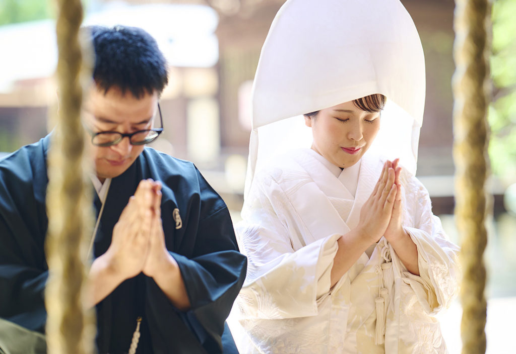 お参りをしている新郎新婦